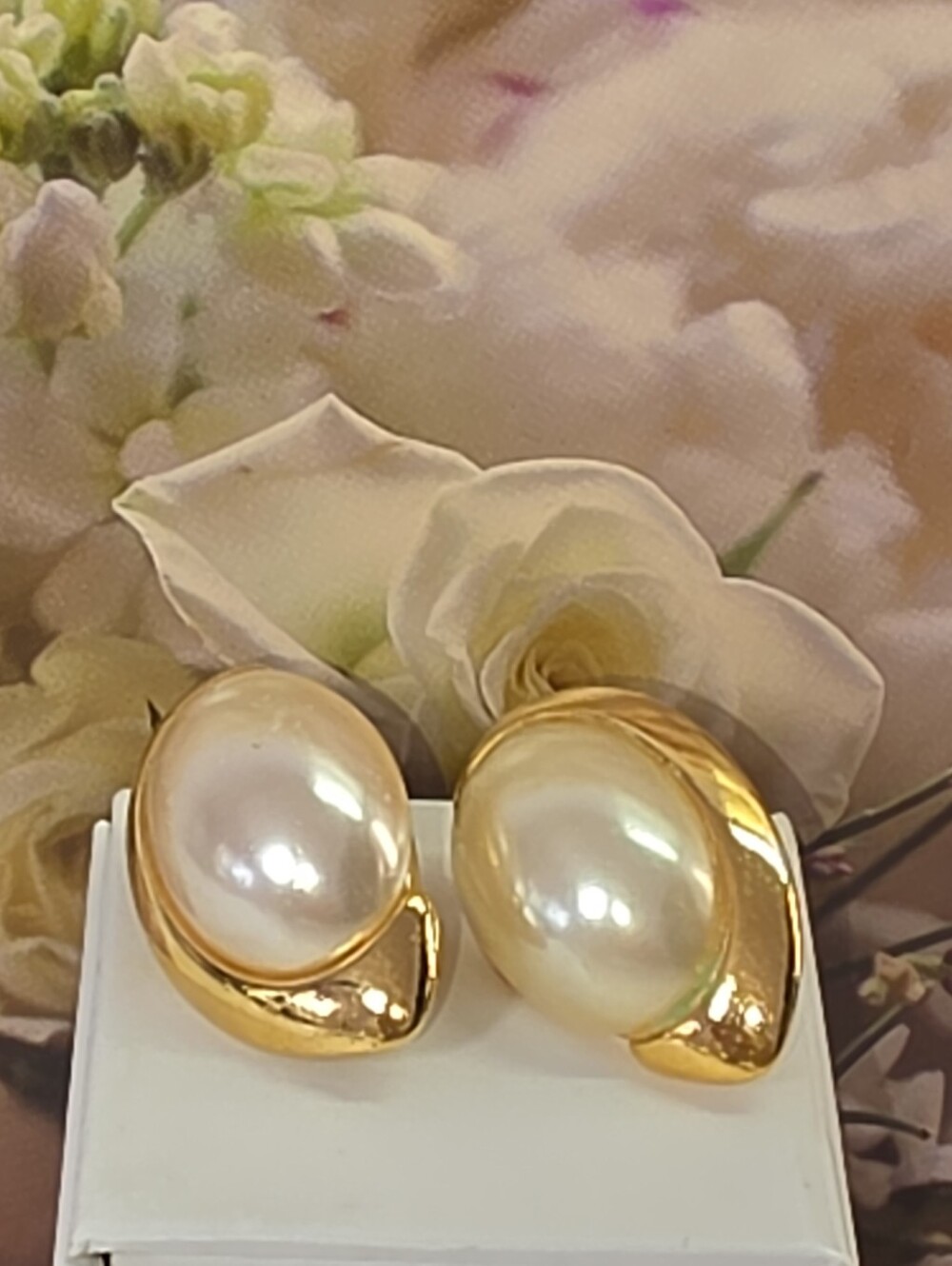 #2609, Vtg 1980's signed Napier gold plated, faux pearl cabochon stud earrings.